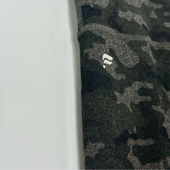 Fabletics Camo Powerhold leggings | medium - Picture 3 of 5